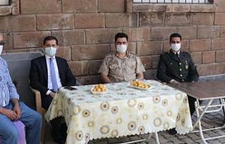 Kaymakam Erat’tan şehit ailelerine bayram ziyareti
