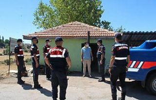 Kaymakam Karadağ, karantinaya alınan köyde incelemelerde...