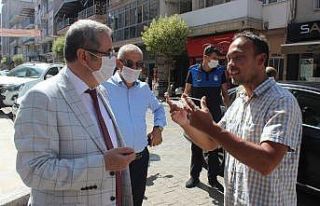Kaymakam Sağlam, maskesiz gezenlere maske taktırdı