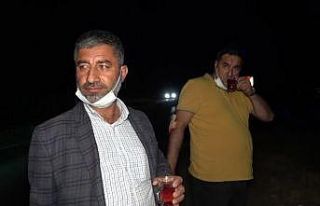 Kaza yaptıkları araçtan çıkar çıkmaz çay içtiler