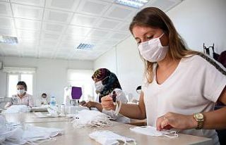 Kemer Belediyesinden 3 ayda 154 bin maske üretimi