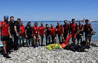 Kemer’de denizden poşetler dolusu çöp toplandı