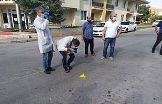 Kendisini gözaltına almak isteyen polislere saldırdı,...