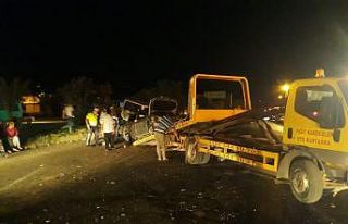 Kırmızı ışıkta duramayan kamyonet otomobile...