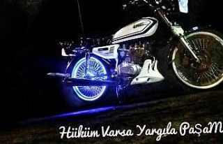 Kontrolden çıkan motorsiklet elektrik direğine...