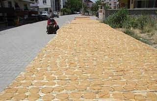 Konya’da ailelerin ‘çıtır tarhana’ yapma...