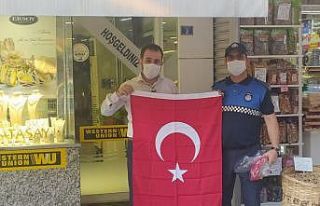 Körfez esnafına Türk bayrağı dağıtıldı