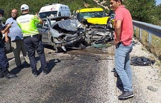 Korkuteli-Tefenni yolunda kaza: 2’si ağır 9 Yaralı