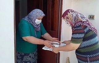 Korona önemleriyle aşure dağıtımı