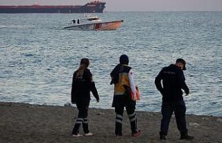 Koyda mahsur kalan 8 kişi denizin durulmasıyla birlikte...