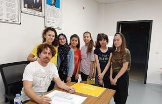 Köyde eğitim alan 6 kız öğrenci güzel sanatlar...