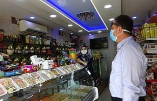 Kozan Kaymakamı Gürçam, sokak sokak gezerek maske...