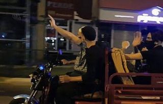 Kucak kucağa ama maskeli