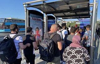 Küçükçekmece metrobüs durağında dikkat çeken...