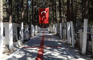 Kuşadası Adalızade Mezarlığı kırmızı-beyaz...