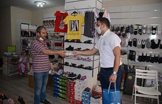 Kuşadası Belediyesi esnafa ücretsiz 20 bin maske...