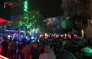 Kuşadası’nda eğlence mekanları doldu taştı