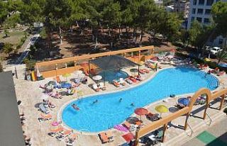 Kuşadası’nda sıcaktan bunalan denize koştu