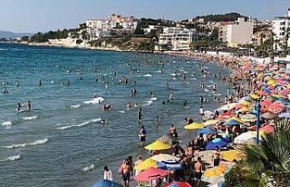 Kuşadası’nda sıcaktan bunalan plaja koştu