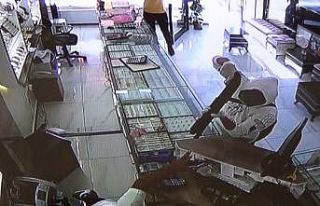 Kuyumcu, soyguna gelen şüphelilerden birini vurdu