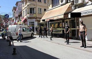 Kuyumcuyu soymaya çalışan şahıs, kendisine direnen...