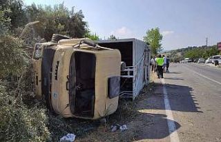 Lastiği patlayan çöp kamyonu devrildi: 3 yaralı