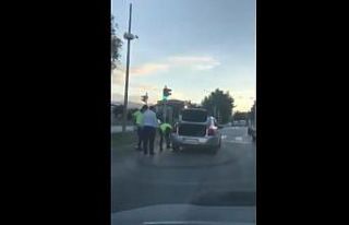 Lastiği patlayan sürücüye polisler yardım etti