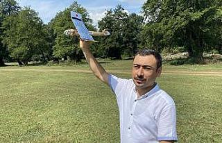 Lise öğretmeni uçma hayaliyle telefondan kontrol...