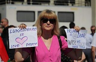 Lukaşenko, protestoların ardından gövde gösterisi...