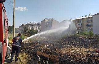 Mahallede çıkan ot yangını korkuttu