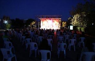 Mahallelerinde tiyatro keyfi yaşadılar