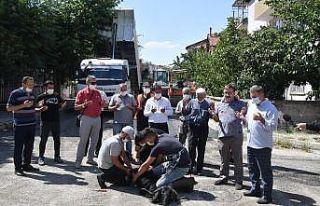 Mahallesine asfalt atılan muhtar iki adak kesti