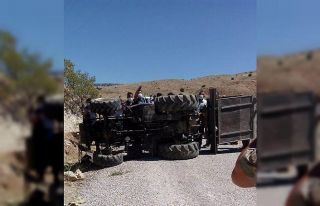 Malatya’da devrilen traktörün altında kalan sürücü...