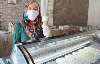 Manda sütünden 23 çeşit dondurma yapıyor
