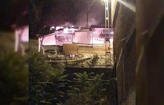 Mangal ateşi eve sıçradı, yangında ev kullanılamaz...