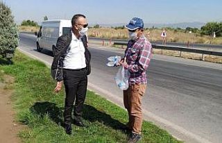 Manisa’da kavşaklarda su, çiçek ve simit satmak...