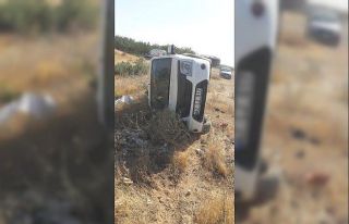 Mardin’de lastiği patlayan araç şarampole yuvarlandı