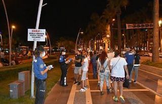 Marmaris Polisi bu kez ceza değil maske dağıttı