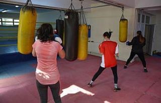 Maske ve sosyal mesafe kurallarına uyarak spor yapıyorlar