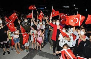 Maskelerini taktılar, bayramı kutladılar