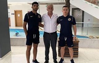 Menemenspor’da 2 futbolcu daha profesyonel oldu