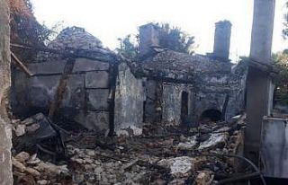 Menteşe’de taş ev küle döndü