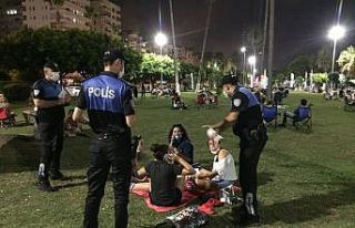 Mersin’de vatandaşlar Covid-19’a karşı bilgilendirilmeye...