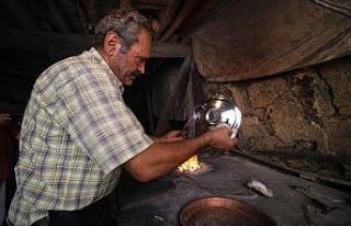 Mesleğinin son temsilcisi 45 yıllık kalaycı işlere...