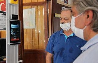 Meslek lisesinden ateş ölçerli, maske uyarılı...