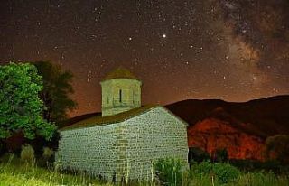 Meteor yağmurunu 670 yıllık tarihi yapıda izlediler