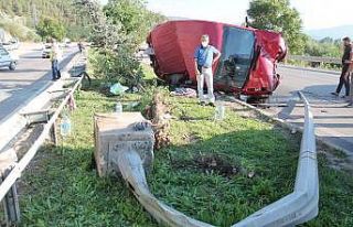 Minibüs direğe çarparak takla attı: 5 yaralı