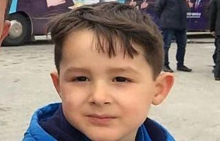 Minibüsten düşerek tekerin altında kalan çocuk...