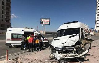 Minibüsü ile otomobil çarpıştı: 4 yaralı