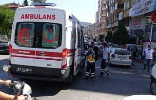 Motosiklet ile otomobil çarpıştı